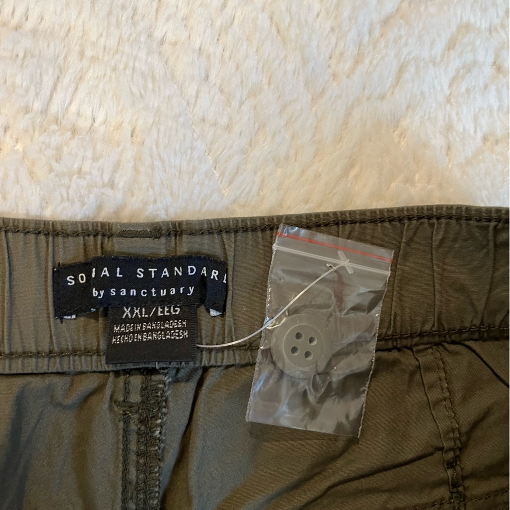NWT Utility Shorts with Pockets - Picture 2 of 5